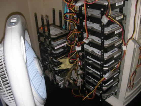 ハードディスクを平置きで増設 HDD24台